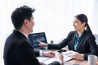 Ofisteki analist ekibi veri analizi ve pazarlama stratejisini güçlü takım çalışmasıyla yapılan toplantıda iş performansını artırmak için BI gösterge paneli ve istatistikleri kullanarak tartışıyor. Sevinçli.