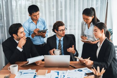 Ofis masasındaki finansal veri raporlarını analiz eden çeşitli bir grup iş analisti. Stratejik pazarlama planlaması için iş zekası analizi çizelgesi ve grafiği.