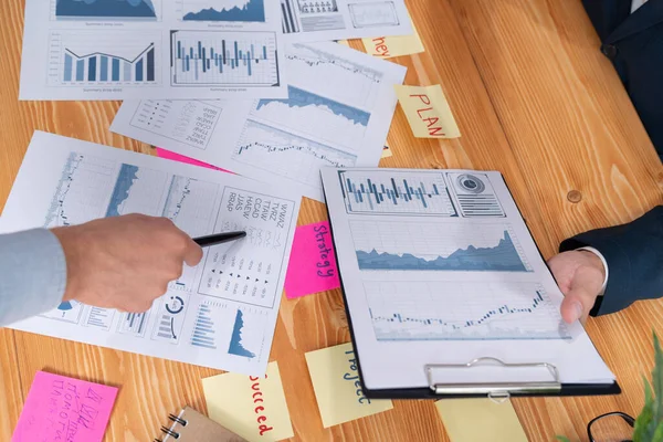 사무실의 분석가 워크스페이스의 마케팅 전략을 데이터 그래프와 차트를 관리를 최적화하기 — 스톡 사진
