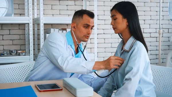Läkare Professionell Uniform Som Undersöker Patienten Sjukhus Eller Läkarmottagning Koncept — Stockfoto
