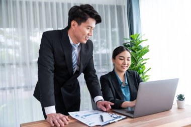 Ofisteki analist ekibi veri analizi ve pazarlama stratejisini güçlü takım çalışmasıyla yapılan toplantıda iş performansını artırmak için BI gösterge paneli ve istatistikleri kullanarak tartışıyor. Sevinçli.