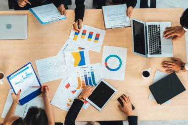 İş adamları grup toplantısı ofiste yukarıdan çekildi. İş kadınları, iş adamları ve ofis çalışanları toplantı masasında proje planlama belgeleriyle takım konferansında çalışıyorlar. Jivy