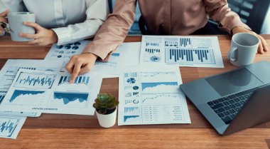 Yakın plan analist takım arkadaşları dijital torpido gözündeki finansal verileri, çizelgeleri ve grafiği destekleyici takım çalışmasıyla tartıştılar. Profesyonel ofis pazarlama işini planlamak için BI 'ı kullanır. Coşkulu.