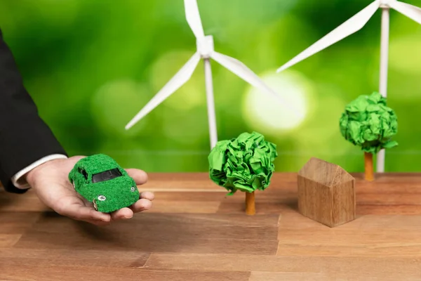 Empresário Segurando Modelo Eco Carro Verde Escritório Veículo Elétrico Utilizado — Fotografia de Stock