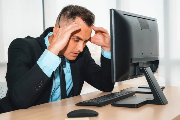 Kulaklık Takan Adamları Ofiste Çalışırken Mutsuz Hissediyorlar Negatif Üzüntü Duygusu — Stok fotoğraf