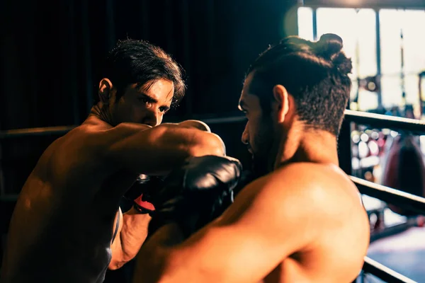 Asiatische Und Kaukasische Muay Thai Boxer Entfesseln Ellbogenattacke Erbittertem Boxkampf — Stockfoto