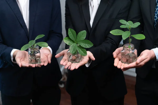 Przedsiębiorcy Posiadający Słoik Oszczędnościami Pieniędzmi Wypełniony Monetami Rosnącą Rośliną Przeznaczoną — Zdjęcie stockowe