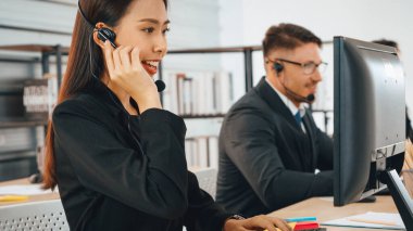 Ofiste çalışan kulaklık takan işadamları uzak müşteri ya da meslektaşlarını desteklemek için çalışıyorlar. Çağrı merkezi, tele pazarlama, müşteri destek acentesi telefon görüşmesinde hizmet sağlıyor. Jivy