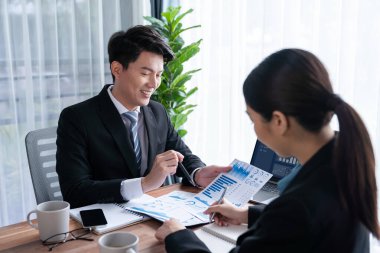 Ofisteki analist ekibi veri analizi ve pazarlama stratejisini güçlü takım çalışmasıyla yapılan toplantıda iş performansını artırmak için BI gösterge paneli ve istatistikleri kullanarak tartışıyor. Sevinçli.