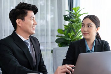 Ofisteki analist ekibi veri analizi ve pazarlama stratejisini güçlü takım çalışmasıyla yapılan toplantıda iş performansını artırmak için BI gösterge paneli ve istatistikleri kullanarak tartışıyor. Sevinçli.