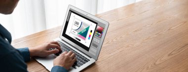 Web sayfasının modern tasarımı ve bilgisayar ekranında gösterilen ticari reklamlar için grafiksel tasarımcı yazılımı