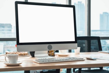 Tasarım için boş bilgisayar monitörü modern küçük ofis içi ya da ev içi ofislerde şablon oluşturur. Yaratıcı meslekler için şık bir iş yeri. Jivy