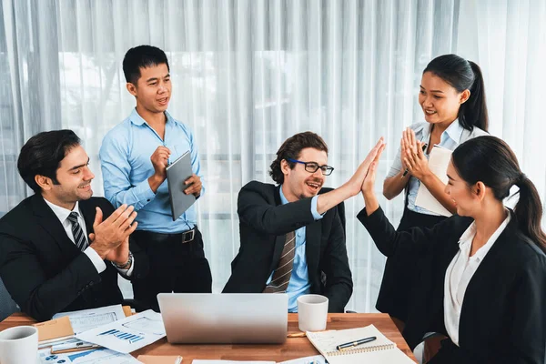 Gruppe Glücklicher Geschäftsleute High Five Geste Und Erfolgreicher Effizienter Teamarbeit — Stockfoto