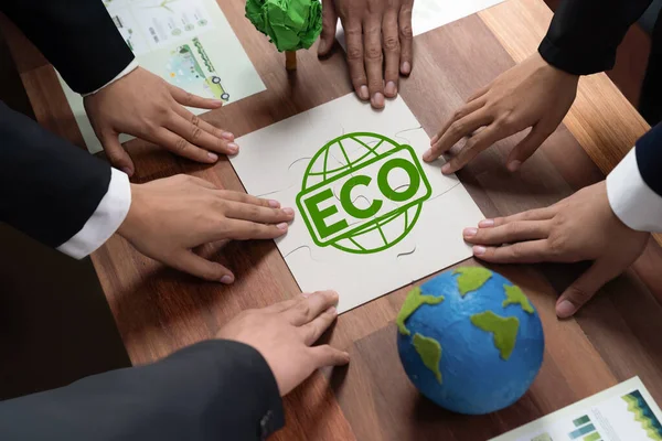Sammanhängande Grupp Affärsmän Bildar Pusselbitar Miljömedvetenhet Symbol Som Eko Företagens — Stockfoto