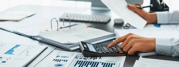 Auditor Corporativo Calculando Orçamento Com Calculadora Sua Mesa Escritório Profissional — Fotografia de Stock