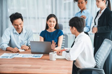 Çok ırklı analist ekibi toplantı masasındaki mali raporu analiz etmek için BI gösterge tablosunu kullanıyor. Çeşitli iş adamlarından oluşan bir grup, FIntech 'in veri analizini başarılı iş pazarlaması için kullanır. Uyum