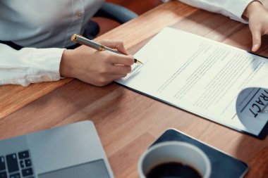 Yakın plan sözleşme imzalama belgesini kalemle imzalama, iş anlaşmasını imzayla mühürleme. İş adamları iş anlaşmasını imzalamak için sözleşmeye imza atıyorlar. Coşkulu.