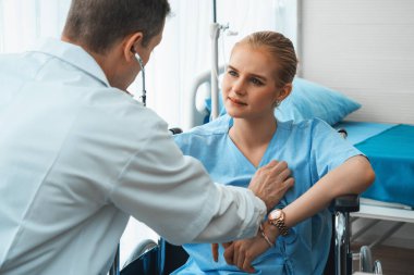 Profesyonel üniformalı doktor hastanedeki ya da klinikteki hastayı muayene ediyor. Sağlık, tıbbi ve doktor servis konsepti. Jivy