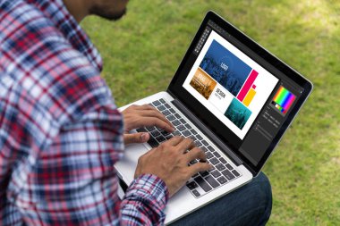 Web sayfasının modern tasarımı ve bilgisayar ekranında gösterilen ticari reklamlar için grafiksel tasarımcı yazılımı