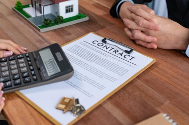 Emlakçı vergisi ve faiz hesapları, emlak satın alma ve ev kredisi için müşteriyle sigorta anlaşmaları şartları. Finansal danışman müşterilere yatırım bütçesini yönetmede yardımcı olur. Sevinçli.