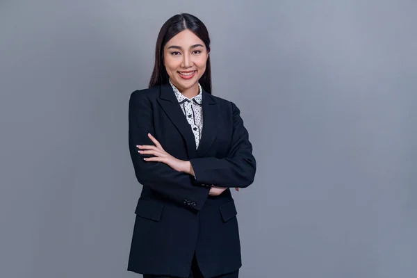 孤立したバックグラウンドでプロの衣装に身を包んだ若いアジアの実業家を自信を持って ビジネスプロモーションや広告の成功 楽観主義 企業のオフィスの女性のシンボル ジュビラント — ストック写真