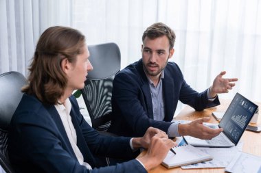 Ofisteki analist ekibi, iş performansını artırmak için bilgisayarında grafik ve çizelge olan BI gösterge panelini kullanarak çalışma alanındaki pazarlama stratejisi için finansal veri analizi yapmakla meşgul. Varlık