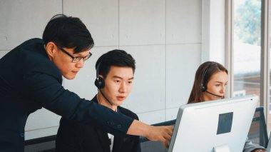 Ofiste çalışan kulaklık takan işadamları uzak müşteri ya da meslektaşlarını desteklemek için çalışıyorlar. Çağrı merkezi, tele pazarlama, müşteri destek acentesi telefon görüşmesinde hizmet sağlıyor. Jivy