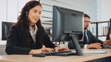 Ofiste çalışan kulaklık takan işadamları uzak müşteri ya da meslektaşlarını desteklemek için çalışıyorlar. Çağrı merkezi, tele pazarlama, müşteri destek acentesi telefon görüşmesinde hizmet sağlıyor. Jivy