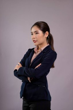 Kendine güvenen genç iş kadını, izole edilmiş bir arka planda duruyor, resmi siyah takım elbiseyle poz veriyor. Ofisteki kadın ya da yönetici, zeki ve profesyonel görünümlü. Coşkulu.