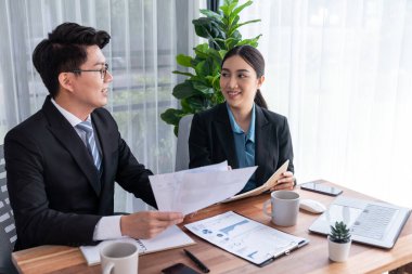 Ofisteki analist ekibi veri analizi ve pazarlama stratejisini güçlü takım çalışmasıyla yapılan toplantıda iş performansını artırmak için BI gösterge paneli ve istatistikleri kullanarak tartışıyor. Sevinçli.