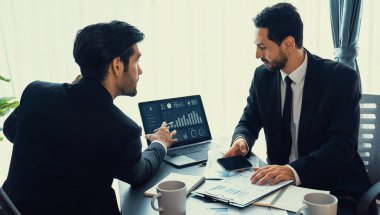 Analist ekibi, bilgisayar ekranında veri bilimi yazılımı görüntülemesi kullanarak dijital torpido gözünde finansal verileri analiz ediyor. İş zekası ve Fintech. Coşkulu