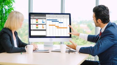 Ekip projesinin zaman çizelgesini gösteren bilgisayar ekranında, modern iş projesi yönetimi için proje planlama yazılımı