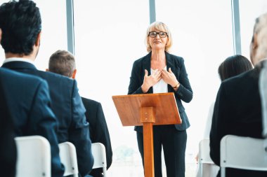 Bir grup iş adamı seminer konferansında toplanıyor. Seyirciler, çalışanların eğitim seanslarındaki eğitmenleri dinliyor. Uzman konuşmacı ile ofis çalışanları toplantısı. Jivy