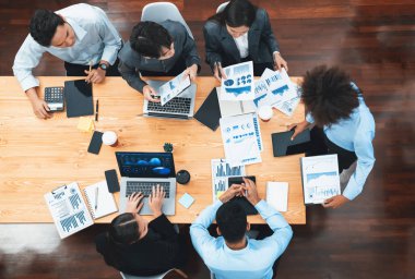 Üst düzey çok ırklı analiz ekibi, stratejik karar için finansal verileri analiz etmek amacıyla dizüstü bilgisayarda BI gösterge ekranını kullanıyor. Fintech pazarlama göstergelerini analiz ediyor. Uyum
