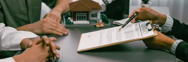 Umowa Pożyczki Agentem Nieruchomości Omówienie Terminu Odsetek Własności Nieruchomości Analiza — Zdjęcie stockowe