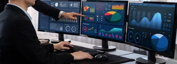 在计算机显示器上从事数据分析或Bi仪表板工作的分析员 企业团队分析Fintech在企业办公室的财务数据 用于企业营销和战略规划 开拓性的 — 图库照片