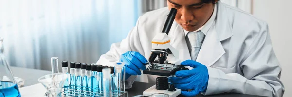 Oamenii Știință Efectuează Experimente Chimice Folosind Microscopul Laboratorul Medical Pentru — Fotografie, imagine de stoc