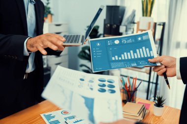 Analist ekibi, bilgisayar ekranında veri bilimi yazılımı görüntülemesi kullanarak dijital torpido gözünde finansal verileri analiz ediyor. İş zekası ve Fintech. Coşkulu