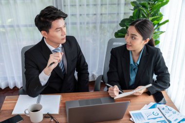 Ofisteki analist ekibi veri analizi ve pazarlama stratejisini BI gösterge tablosu ve istatistikleri kullanarak başarılı takım çalışması ile kurumsal toplantıda iş performansını geliştirmek için tartışıyor. Sevinçli.