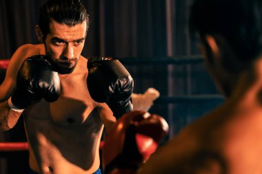İki atletik ve kaslı vücut boksörü vahşi bir boks maçında karşı karşıya. Boks dövüşçüsü boks ringinde dövüşüyor. Impetus
