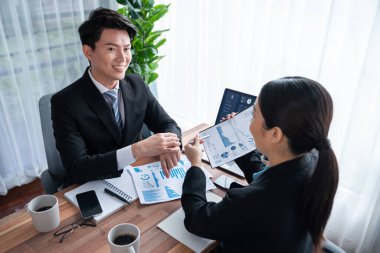 Ofisteki analist ekibi veri analizi ve pazarlama stratejisini güçlü takım çalışmasıyla yapılan toplantıda iş performansını artırmak için BI gösterge paneli ve istatistikleri kullanarak tartışıyor. Sevinçli.