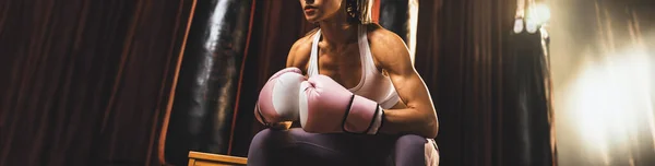 Aziatische Vrouwelijke Muay Thai Bokser Kickboksen Nemen Korte Pauze Zitten — Stockfoto