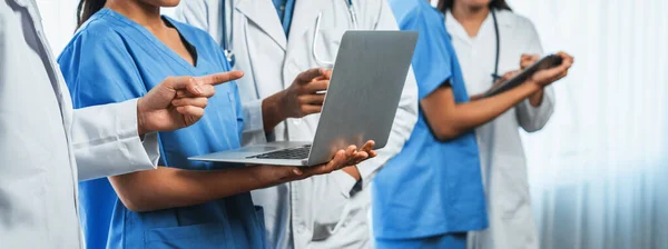 Medizinisches Team Mit Krankenschwester Und Gesundheitsfachkräften Die Krankenhaus Mit Laptop — Stockfoto