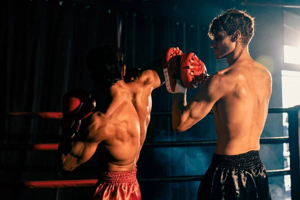 Boxeador Tailandés Asiático Caucásico Muay Desencadena Ataque Codo Una Feroz — Foto de Stock