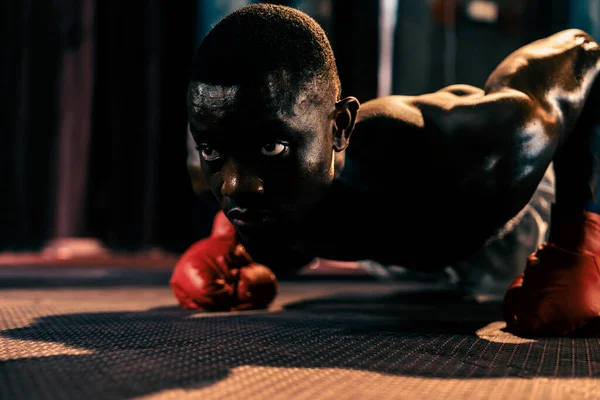 Empuje Boxeador Negro Afroamericano Warmup Antes Del Entrenamiento Boxeo Gimnasio —  Fotos de Stock