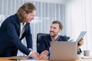 Ofisteki analist ekibi, iş performansını artırmak için grafik ve grafikli BI gösterge panelini kullanarak çalışma alanındaki pazarlama stratejisi için finansal veri analizi yapmakla meşgul. Varlık