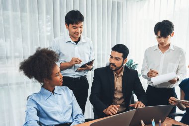 Mutlu iş adamları birlikte çalışır, şirket ofisinde tartışırlar. Profesyonel ve çeşitlilik takım çalışması iş planını bilgisayarda tartışır. Modern çok kültürlü ofis çalışanı. Uyum