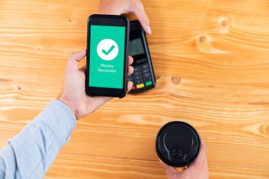 Mobil bankacılık uygulamasında QR kod teknolojisi kullanarak hızlı ve güvenli işlemler yaparak, akıllı telefon uygulaması ile modern alışveriş tarzı için barkod taraması yoluyla kusursuz nakit ödemeleri olanaklı kılıyor. Varlık