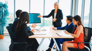 Konferans odasındaki iş adamları yeşil ekran krom anahtar televizyonlu ya da ofis masasında bilgisayar olan kişiler. Çeşitli iş adamları ve iş kadınları video konferansında görüşüyorlar. Jivy