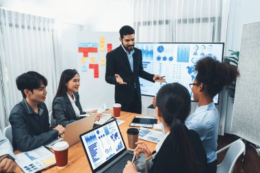 Pazarlama stratejisi için modern toplantıda veri analizi paneli ekranında sunan bir işadamı. Bir grup iş adamıyla konferans odasında iş sunumu. Uyum